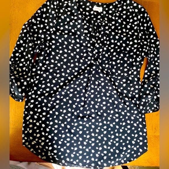 Super cute work or date blouse. - Picture 1 of 2